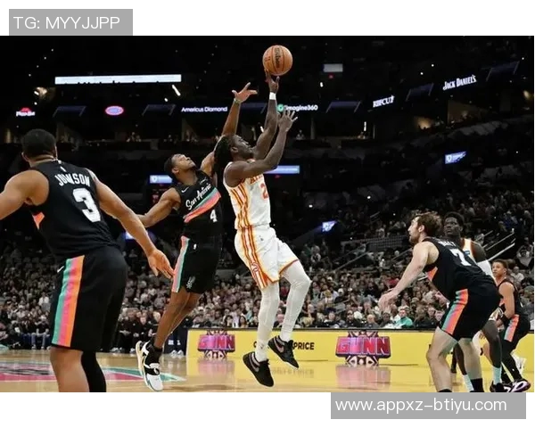 张佳玮解析马刺战术文班拿防守篮板后迅速推进全队快攻策略